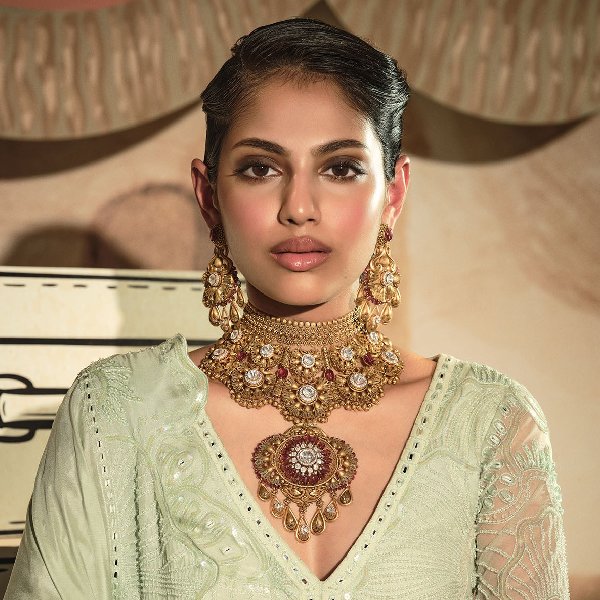 The-Vintage-Voyage-Exquisite-Bridal-Gold-Necklace-set-with-Tourmalines-2